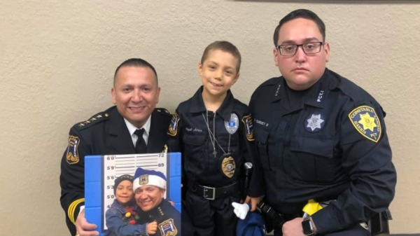 在美國德州自由港警局的幫助下，6歲癌症末期女孩阿里亞斯宣誓成為警察局長。