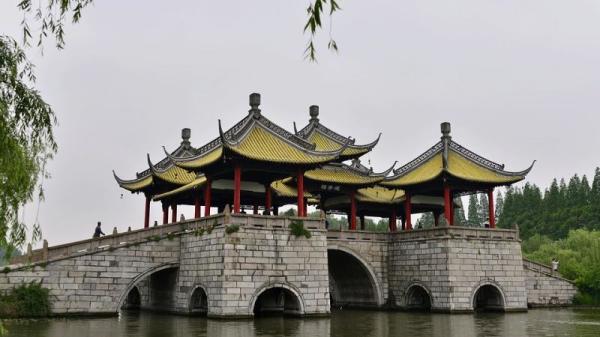 扬州五亭桥。