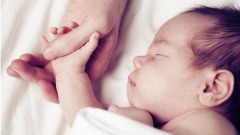 “给孩子一个机会”拒堕胎无脑婴3年后现奇迹