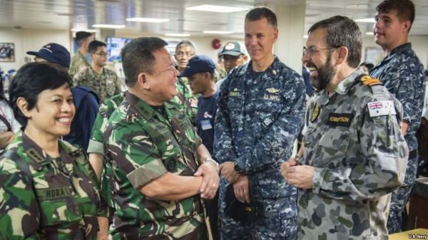 澳大利亚、印尼和美国军人2016年8月20日在一起讨论安全合作