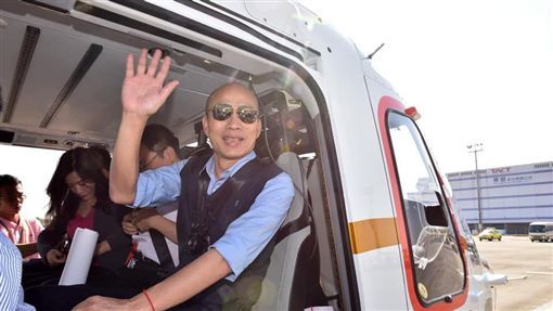 高雄市长韩国瑜日前斥资40万搭直升机为“爱情摩天轮”寻址