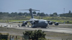 美军用飞机向委内瑞拉运送救援物资(图)