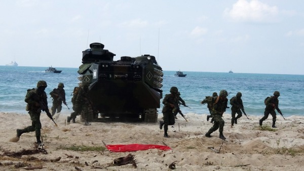美泰联合金色眼镜蛇军演2月16日在泰国春武里府海滩进行两栖攻击演练，出动各式精锐参与演习。图为AAV两栖突击车与特战人员。