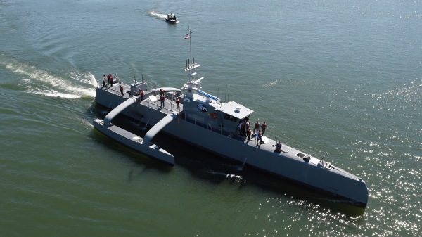 美国海军无人舰“海上猎手”（Sea Hunter）近日创下自主航行的里程碑。
