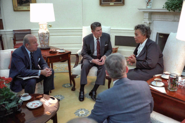 尤金妮亞･查爾斯（右一）在白宮橢圓辦公室請求里根總統出兵格瑞那達。