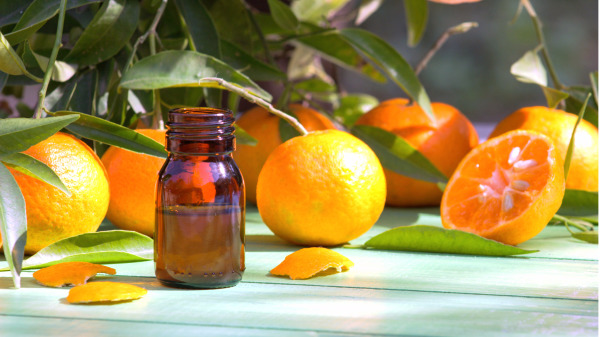 柑橘精油運用到護髮中，可以起到清涼提神、去除頭屑的作用。