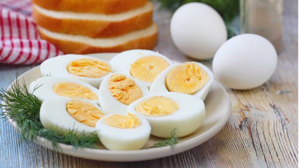 生鸡蛋中含有抗生物素蛋白，会影响体内生物素的利用，不宜食用生鸡蛋。