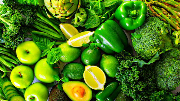 綠色入肝，多吃綠色食物，有利於肝臟排毒。