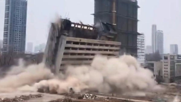 中國安徽理工大學原西校區教學樓被畢業生親手炸掉了！