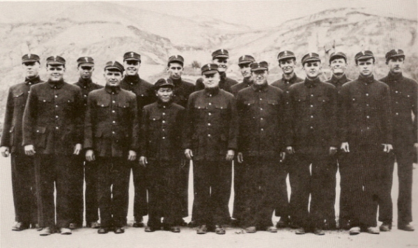 美国驻延安军事观察组成员，约翰·谢伟思（John Service）在后排右四。