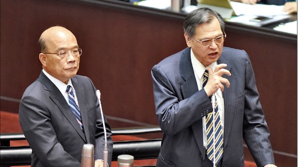 國民黨主席吳敦義提出跟中國洽簽和平協議說法，行政院長蘇貞昌(左)表示，對台灣最不友善的就是中國，所以不能簽！