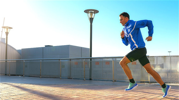 适度运动是强身健体的好办法，避免过早衰老。