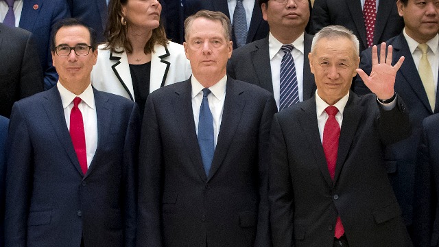 美国贸易代表莱特希泽（中）、美财长姆努钦（左）和中共国务院副总理刘鹤（图片来源：MARK SCHIEFELBEIN / AFP / Getty Images）