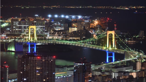图为日本东京湾北部的彩虹桥夜景