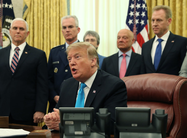 2019年2月19日, 美国总统川普在白宫椭圆形办公室展示了“第4号航天政策令”。