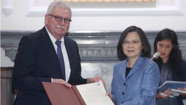 总统蔡英文（右）20日上午在总统府接见“欧洲议会议 员访团”，欧洲议会友台小组主席蓝根（Werner LANGEN）（左）送上155名欧洲议会议员的联署，表示 对台湾认同与支持。