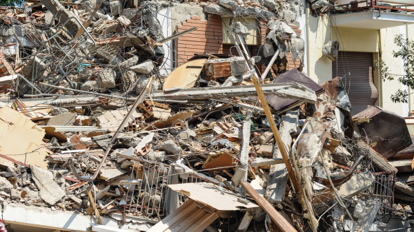 地震摧毀了多少人的家園。