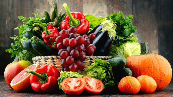 平時應多吃高纖維食物、水果、蔬菜等，確保腸道健康。