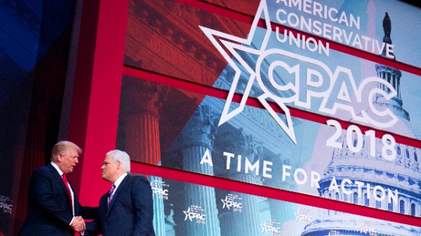 美国总统川普在参加2018年保守党政治行动会议（CPAC）期间与美国保守党联盟主席马特·施莱普（Matt Schlapp）握手（图片来源：SAUL LOEB / AFP / Getty Images）