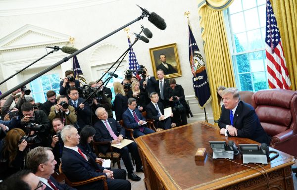 2月22日，美國總統川普在白宮接見劉鶴率領的中國談判代表團。