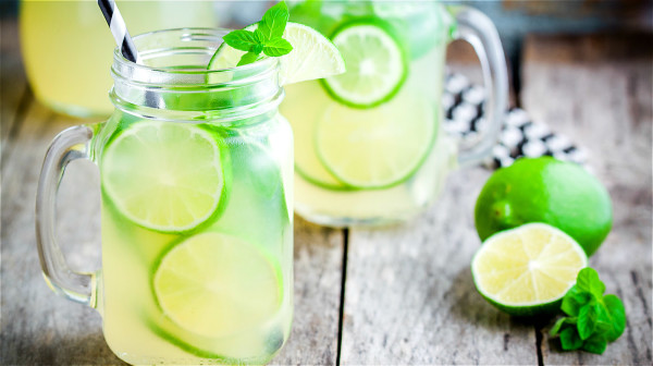 青色檸檬連皮做成青檸檬水，直接飲用可以幫助肝臟排毒。