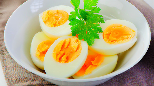 蛋黃含有卵磷脂，被人體吸收後，會產生一種膽鹼，具有抗衰老功效。