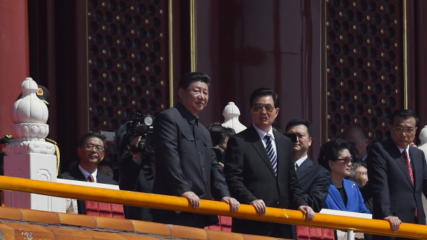 胡锦涛和习近平在2015年北京阅兵式上。