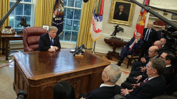 2月22日，美国总统川普在白宫接见刘鹤率领的中国谈判代表团。