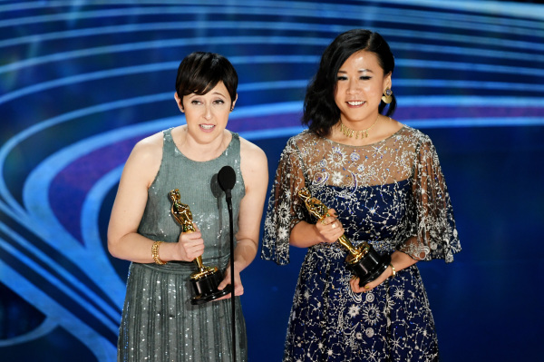 Domee Shi（左）和Becky Neiman-Cobb以《包子》获得本届奥斯卡最佳动画短片。