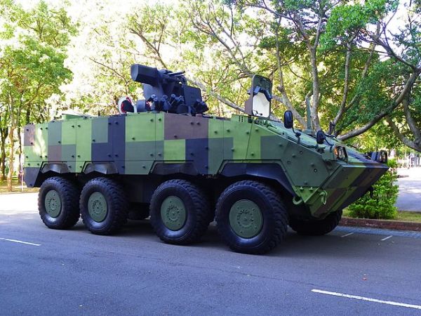 中華民國國防部軍備局正在研製搭載105公厘戰車砲的雲豹八輪甲車。軍方表示，預計2023年底前研製2輛原型車！圖為現有的雲豹八輪甲車。