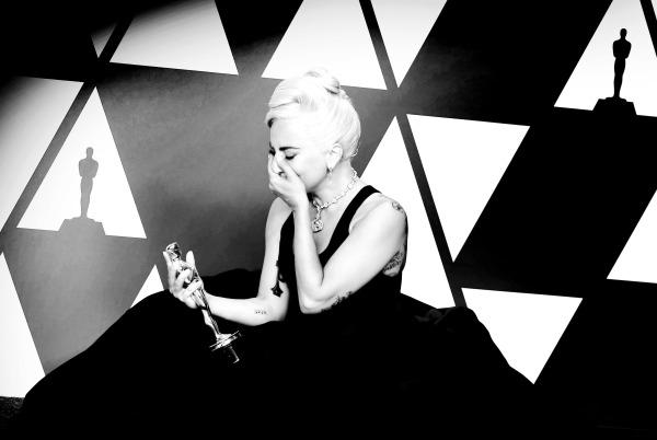 “女神”卡卡（Lady Gaga）如愿获得第91届奥斯卡最佳电影歌曲奖项，她难掩激动心情，流下了感动的眼泪。