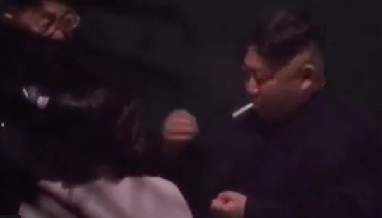 2019年2月26日，金正恩的专列在凌晨抵达了中国广西南宁车站，金正恩身着黑色大衣，在下车后就一边吸烟一边与随行人员交谈，当时妹妹金与正则在一旁递给他水晶烟灰缸
