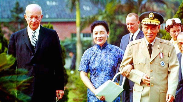 1960年6月，美国总统艾森豪（左）访问台北，与蒋中正（右）、宋美龄（中）合影。