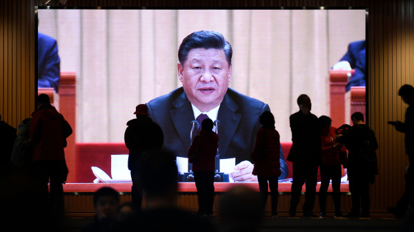 2019年2月27日，行人經過北京一個在回放習近平去年12月在改革開放40週年講話的大屏幕。