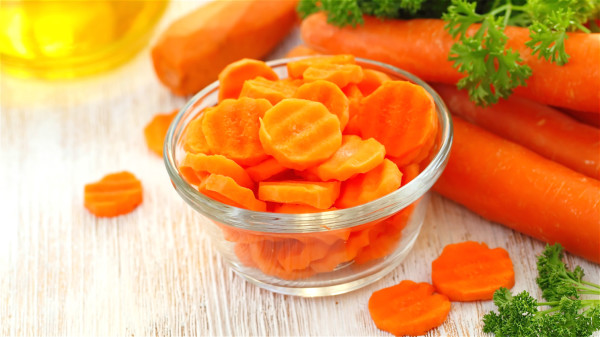 胡蘿蔔中所含的胡蘿蔔素可清除導致人體衰老的自由基。