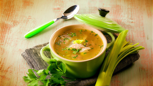 汤中的嘌呤含量高，易使人体尿酸增高。