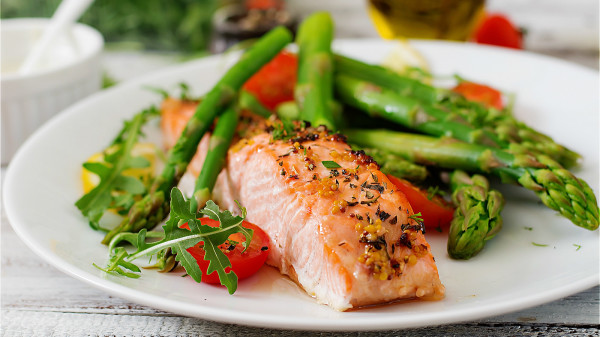 鱼肉脂肪及胆固醇少，对防治高血压及心脑血管并发症有很大的作用。