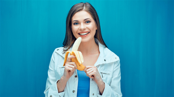 持續吃香蕉一段時間，可以使肌膚的彈力及含水量上升，改善痘痘和肌膚問題。