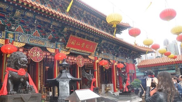 黄大仙祠出名“有求必应”，不少香港市民都会在大年夜排队上头炷香