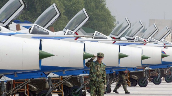 中国杨村停放着中国歼-7或F-7战斗机排