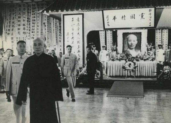 陈诚逝世后，蒋公悲恸，前往吊祭的民众络绎不绝。