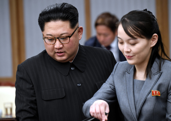 2018年4月27日，金正恩与金与正在韩国板门店参加韩朝峰会。