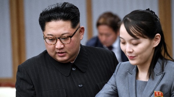 2018年4月27日，金正恩和金与正参加韩国板门店的韩朝峰会。