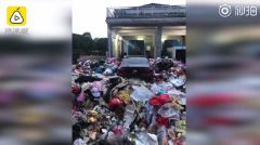 黑車硬停出入口慘遭垃圾山包圍(圖)