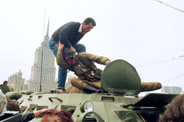 1991年8月19日，一名民主示威者与一名苏联士兵在俄罗斯联邦大楼前停放的坦克上战斗。