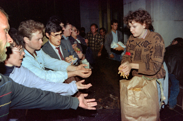 1991年8月19日，支持葉利欽的支持者在俄羅斯聯邦大樓守夜期間接受食物。