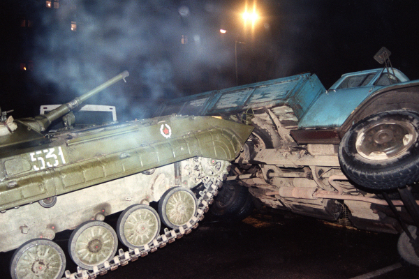 1991年8月20日，一輛蘇聯軍用坦克在莫斯科市中心的推翻一部卡車。