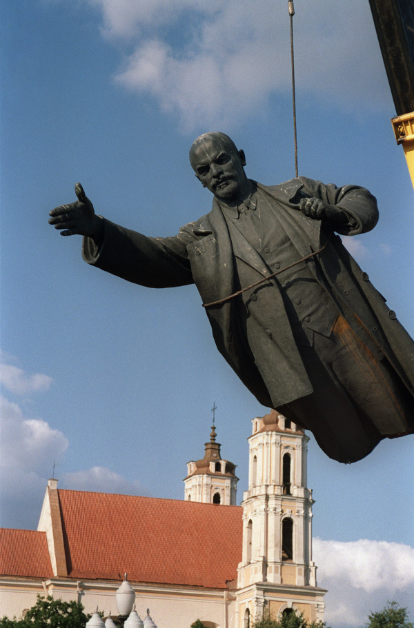 1991年8月23日，列宁像在立陶宛首都维尔纽斯被拆除，因为政府禁止共产党。