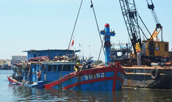 2014年6月2日，一艘被中国击沉的越南渔船在中部沿海城市岘港的一个造船厂被抬出水面。