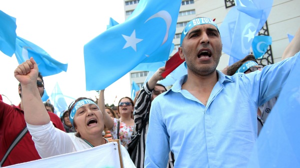 土耳其民族主义者于2015年7月5日在中国驻安卡拉大使馆前示威，谴责中共政府对维吾尔人的政策